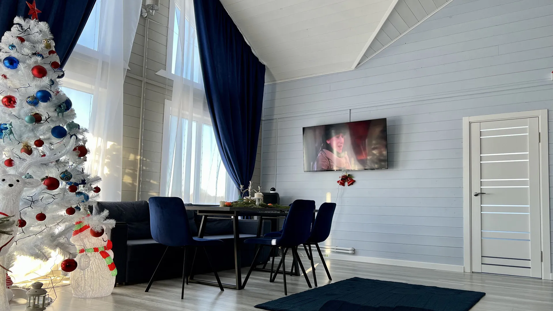 Интерьер гостиной с панорамными окнами в каркасном доме для проживания под ключ