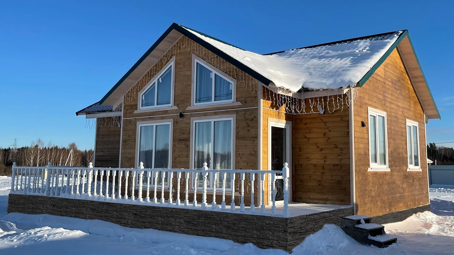 Каркасный дом под ключ в Московской области, зимний фасад с террасой в КП «Раздолье»