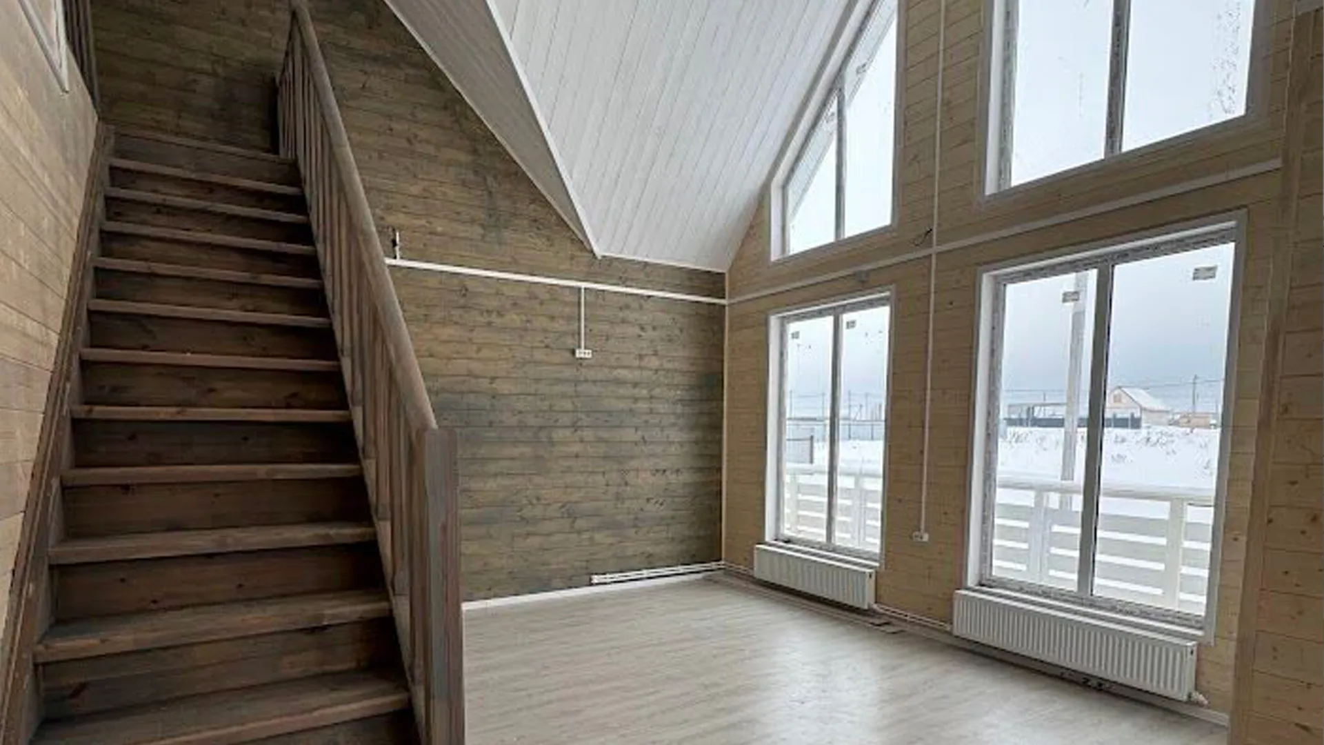 Гостиная со вторым светом и лестницей в каркасном доме под ключ в Можайском районе